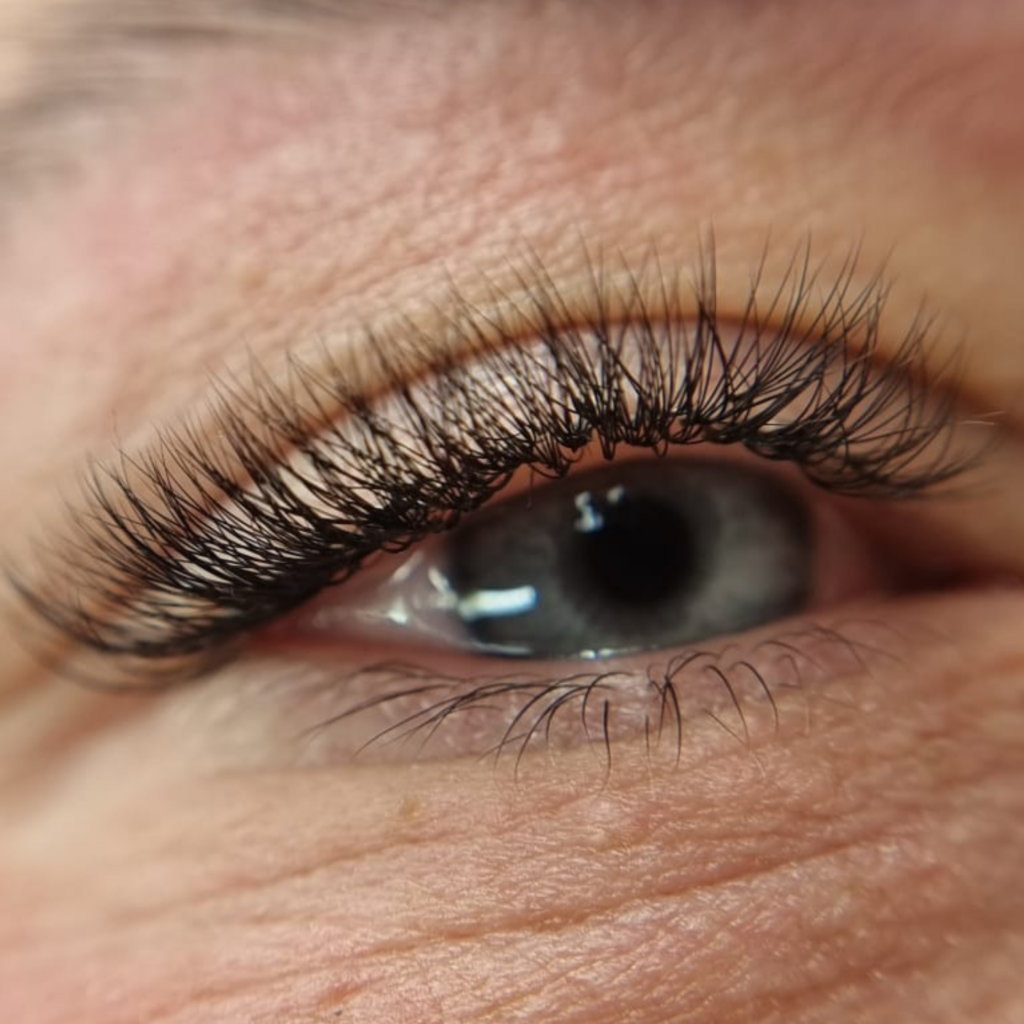 przedłużanie i zagęszczanie rzęs